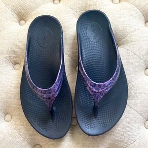 Oofos purple and black leopard